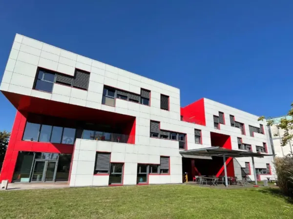 Bureaux à louer ou à vendre au coeur de l'immeuble iconique TETRIS à Dardilly (69570)