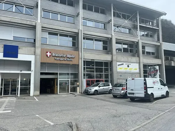Location entrepôt et bureaux 627 m2