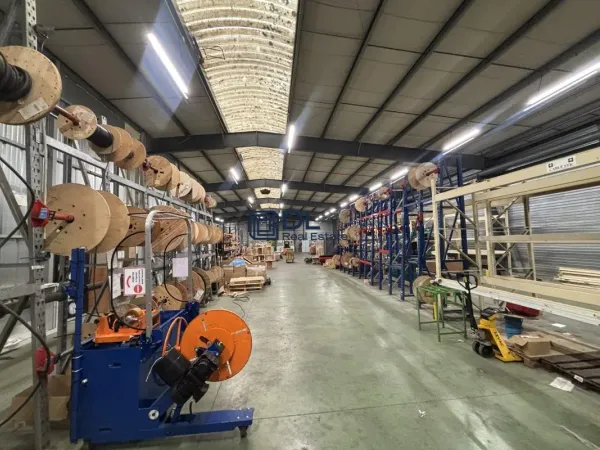 Rare sur le secteur - entrepot avec parcelle