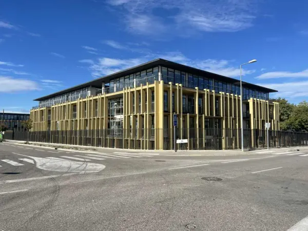 BUREAUX A LOUER EN RDC - LOCATION IMMEUBLE STANDING AIX EN PROVENCE