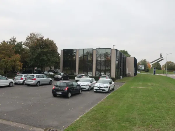 A REIMS BEL ENSEMBLE DE 3 BUREAUX 120m2 + EMPLACEMENTS DE PA