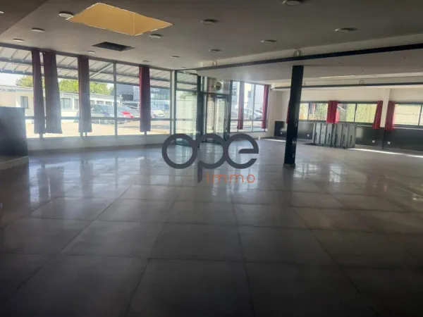 Local commercial avec terrasse et dépendances - 471 m²