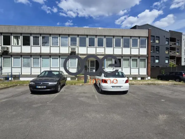 A VENDRE - MONTREUIL - Batiment de XX m² composé d'entrepôts