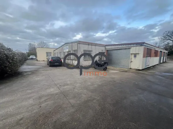 A VENDRE - JOUY-LE-MOUTIER - Entrepôt de 395 m² comprenant u