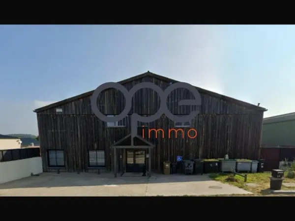 Local d'activité de 340m² - cour privative de 200m²