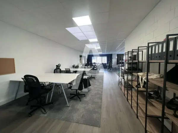A LOUER : 586m² AUX PORTES DE PARIS Locaux d'activités et bureaux Multi-Surfaces / Accès plain-pied 