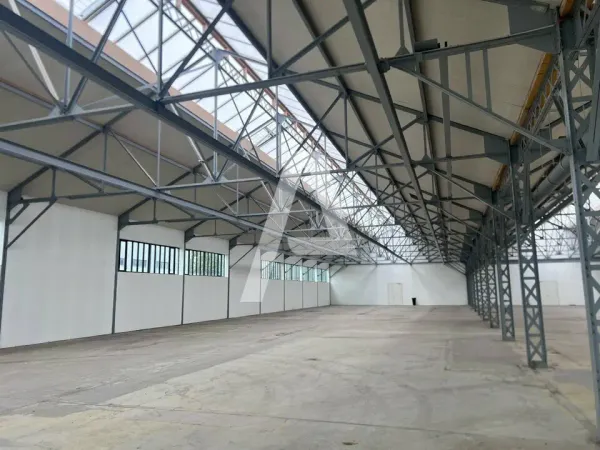 A LOUER - Entrepôt de 3 673 m² à IVRY SUR SEINE - Idéal Show room / Import Export