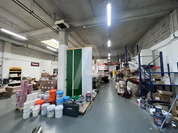 A LOUER : Locaux d'activités / stockage / entrepôts divisibles de 410m² m² dans un Parc d'activités 