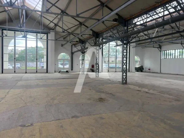 A LOUER - Entrepôt de 3 673 m² à IVRY SUR SEINE - Idéal Show room / Import Export