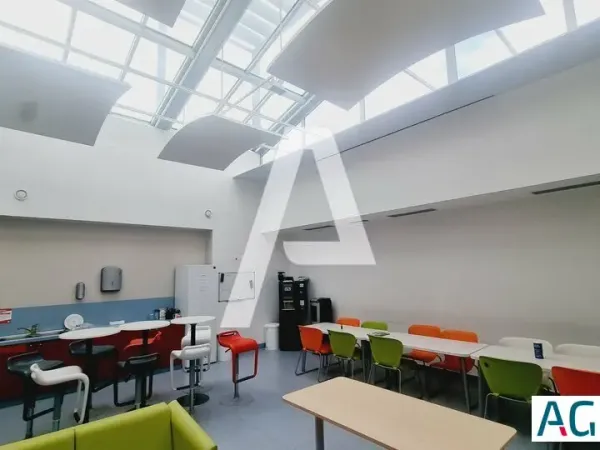 A LOUER : 1700 m² de bureaux en R+4 à la sortie immédiate de la gare SNCF de MASSY