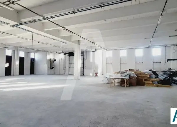 A LOUER : local de stockage / entrepôts / activités avec quais de 2846m²