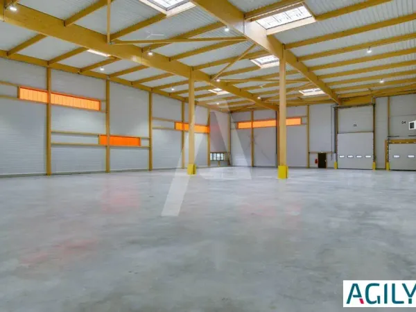 A LOUER - BATIMENT INDEPENDANT - Entrepôts/bureaux NEUFS de 1636 m² dans un parc PME/PMI à proximité