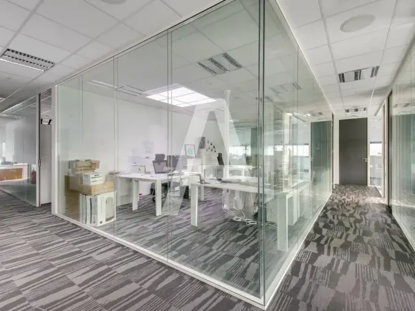 A LOUER : Bureaux rénovés de 822m² aux portes de Paris - De nombreux services disponibles pour les e