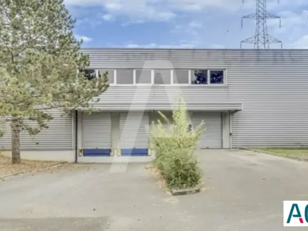 Immeuble indépendant de 2400 m² sur un terrain clos de 5300 m². A proximité des grands axes