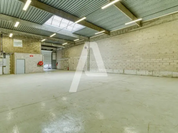 A LOUER : Un entrepôt de 392m² à Saint-Thibaut des Vignes dans un parc d'activité sécurisé et à prox
