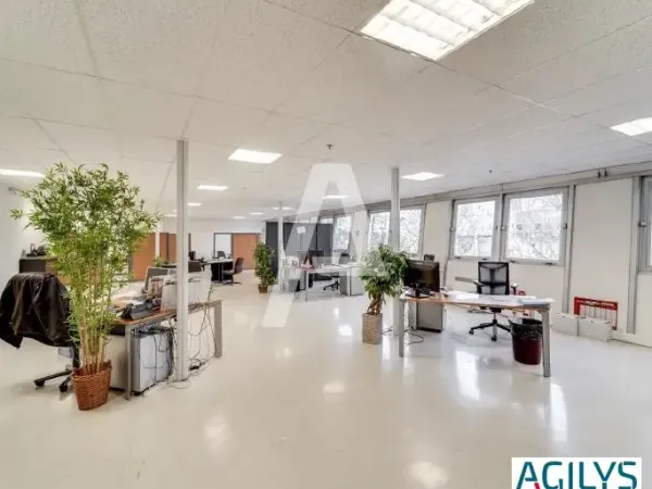 A LOUER : Entrepôts de 2400m² avec environ 360m² de bureaux d'accompagnement sur le Parc de Courtabo