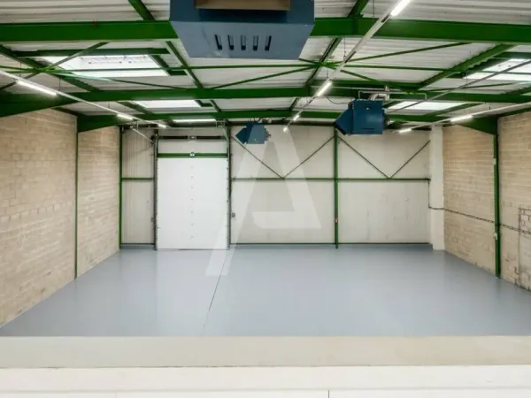 A LOUER - Au sein du parc de l'Esplanade, 1587m² d'entrepôt de disponibles. A proximité de l'A4
