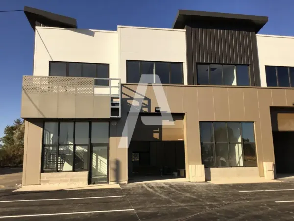 A VENDRE : Entrepôts et bureaux en R+1 dans un programme NEUF à Saint-Pierre du Perray et à proximit