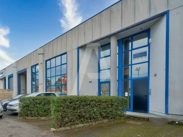 A LOUER - Local d'activités de 800 m² avec bureaux en R+1. Idéalement situé à coté de l'A4