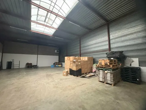 A LOUER - Entrepôt avec bureaux en R+1 à Collégien de 349m² à proximité A4 et ZAC - Idéale PME/PMI d