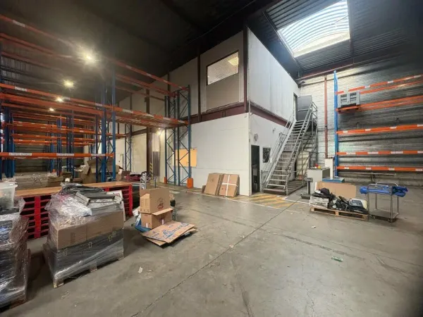 A LOUER: Entrepôt de 2800m² avec bureaux en RDC/R+1 dans un petit Parc d'activités rénové Proximité 