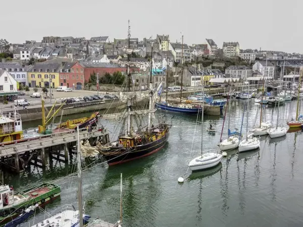 Local de 218m2 Polyvalence & opportunité entrepreneuriale à louer à DOUARNENEZ (29)