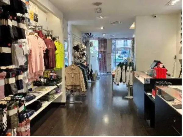 Quartier Saint Michel belle boutique de 362,48 m2 en angle du boulevard à louer