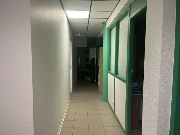 À VENDRE - 2 LOCAUX COMMERCIAUX À EYSINES