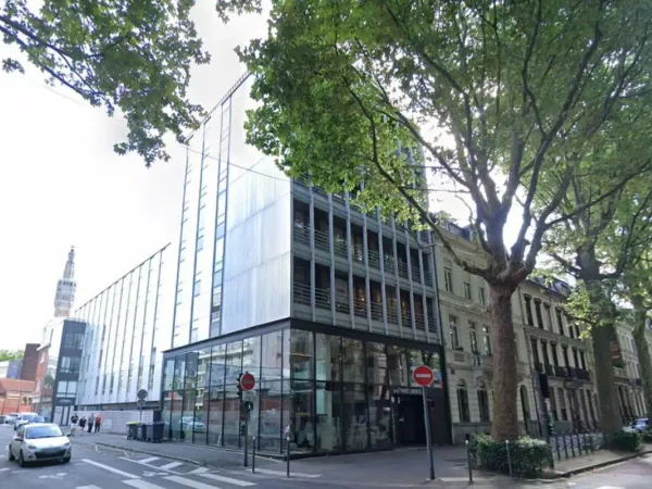 Bureaux à louer à Lille avec terrasse et parkings dans immeuble labellisé