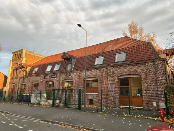 Immeuble de bureaux indépendant à vendre - Visibilité, accessibilité et stationnement aux portes de 