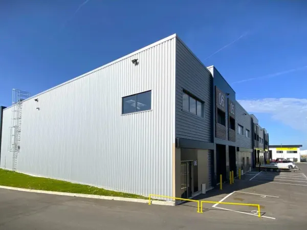 Entrepot et bureaux - 232m2 - limite 78