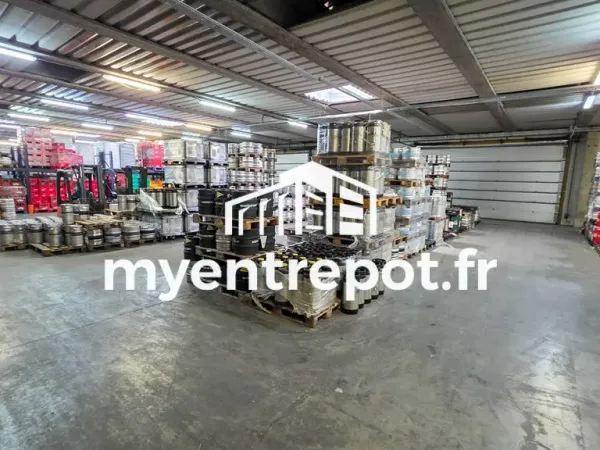 ENTREPÔT AVEC QUAIS ET GRAND TERRAIN