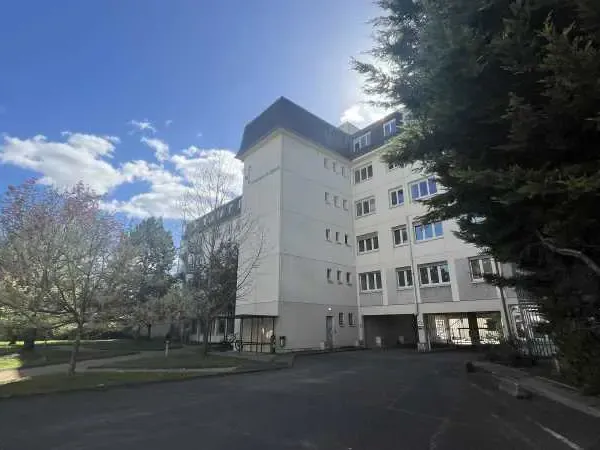 Plusieurs plateaux de bureaux d'une surface totale d'environ 873 m2 divisible à partir de 202 m² à l