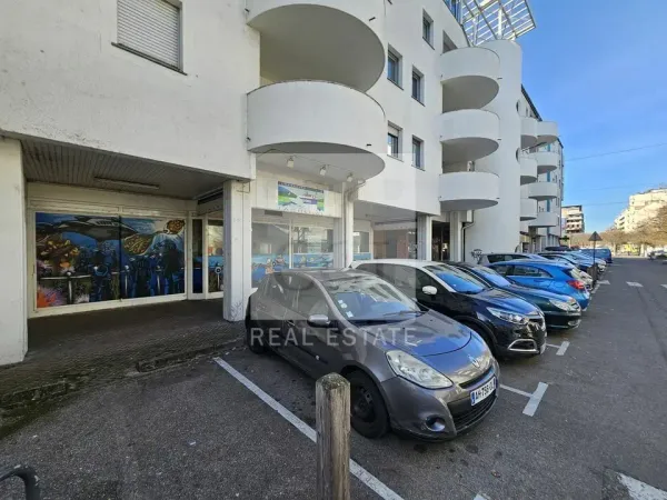 LOCAL COMMERCIAL A VENDRE OU A LOUER