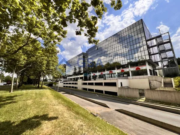 A LOUER, Bureaux de standing face au centre commercial