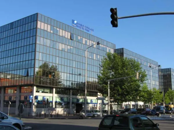 A LOUER, Bureaux de standing face au centre commercial