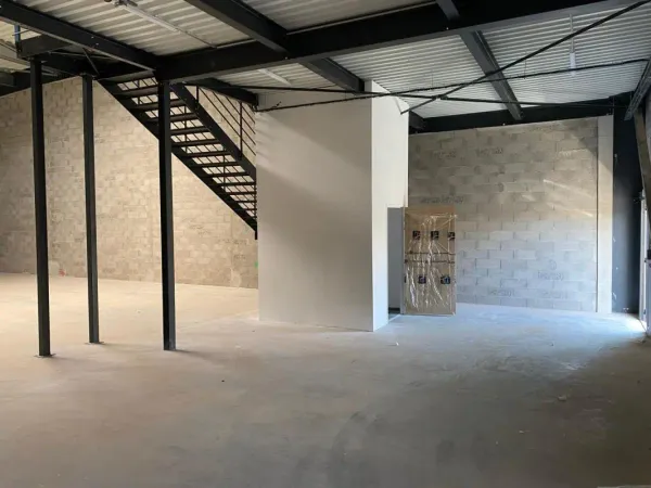 Entrepôt de 608m²