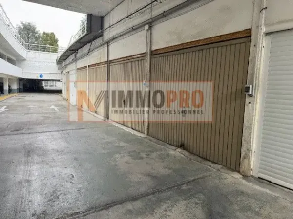 Grand box fermé 19 m2 +19 m2 de mezzanine Port Marina Baie