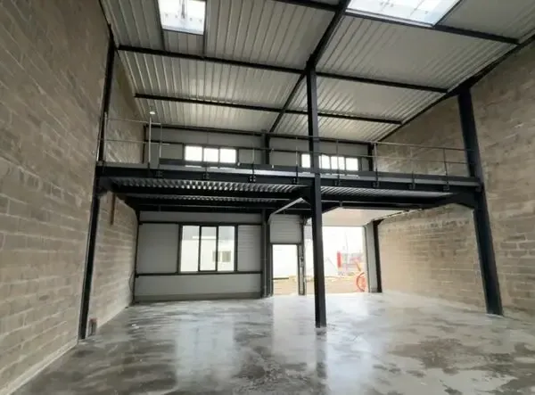 LOCAUX D'ACTIVITES A VENDRE