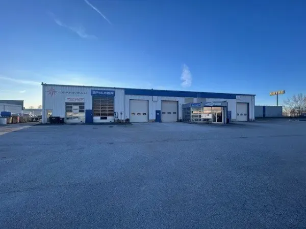 A louer - 1100m² environ - CHALON SUD