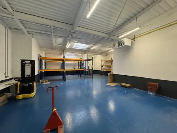 ANDREZIEUX BOUTHEON - A LOUER SUPERBES LOCAUX D'ACTIVITES DE