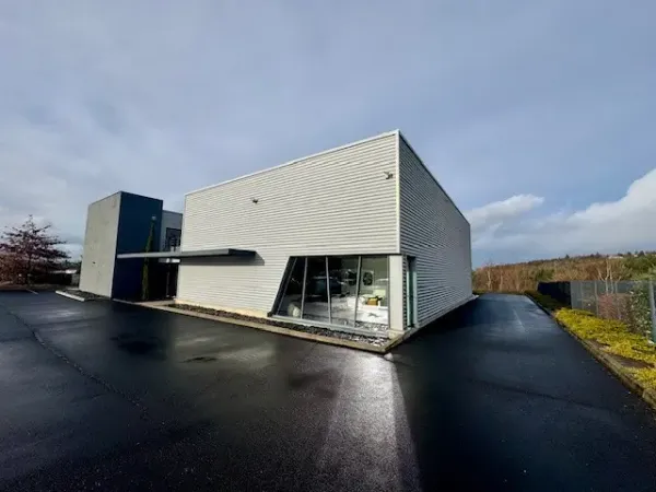 A vendre superbe local d'activités avec bureaux, show room e