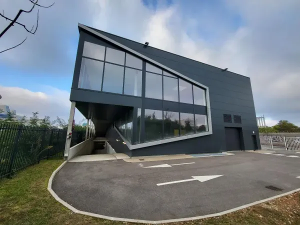 Local idéal pour une concession automobile à louer à Vénissieux en façade du périphérique de 