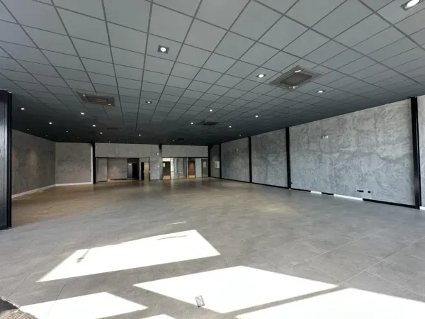 Local commercial 800 m2 à Puget sur Argens