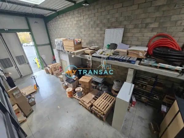 A LOUER - MY TRANSAC vous propose à la location un local industriel avec Porte sectionnelle et burea
