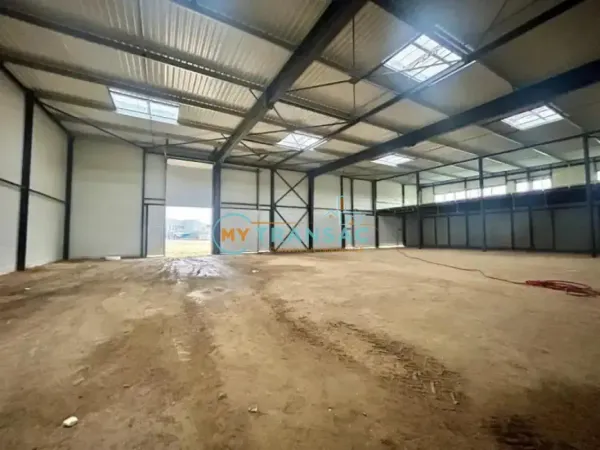 LOUVRES : A VENDRE Entrepôt neuf de 440m²