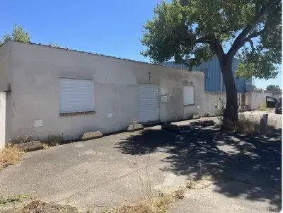 A LOUER - LOCAL COMMERCIAL/HANGAR DE 257m2 - ISTRES ZONE DU TUBE