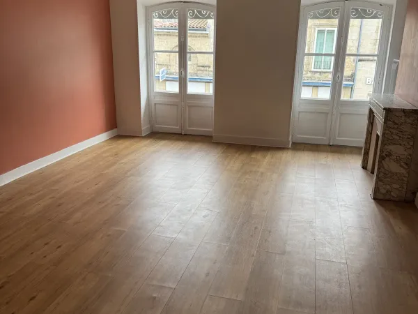 Bureau ou local professionnel de 67 m² situé au 1er étage 3 cours Portal à Bordeaux.