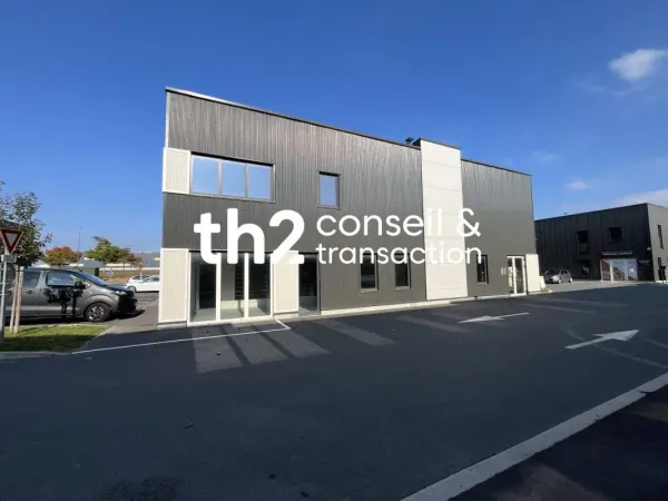 À LOUER - Local commercial / Showroom / Bureaux - 176 m²