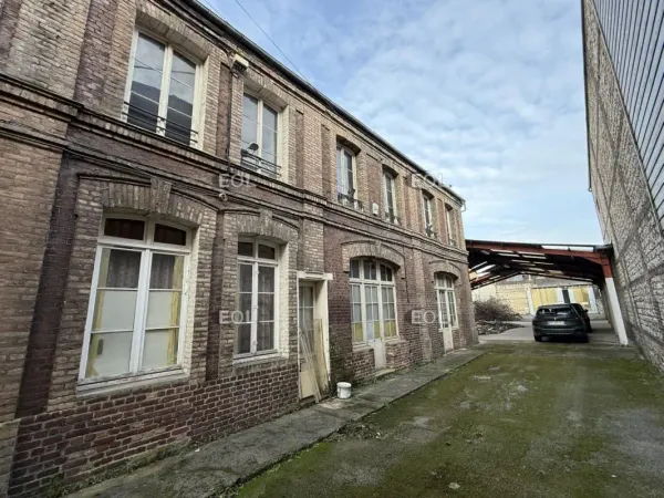 EOL vous propose à l'achat un local d'activité accompagné d'une maison situé dans le centre ville d'